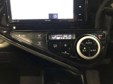 【オートエアコン】一度お好みの温度に設定すれば、車内の温度を検知し風量や温度を自動で調整してくれます。