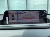 狭い場所での駐車やすれ違いなどでより的確な運転操作に役立つ360&deg;ビューモニターが装備されています。