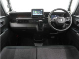 ◆視界広々で非常に運転しやすくロングドライブでも疲れを感じさせないすっきりとまとまったインパネ周りです。