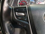 ステアリングには運転中でも簡単に操作できる各種スイッチついてます