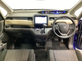 車内は光触媒抗菌消臭施工済です。インパネ周りはスタイリッシュなデザインです。グローブボックスやカップホルダーのほかにトレーなどたくさんの収納スペースが付いています。