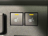 寒い日のドライブを快適にする運転席&助手席シートヒーターが付いてます。その隣にはアクセサリーソケット(12V/120W)も装備されています。