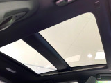 【調光パノラマルーフ】車内の解放感が一気に上がる大型パノラマルーフに調光機能がプラス!日差しが強い時、シェードを閉めなくてもガラスの透明度を調整することで心地よい明るさに♪