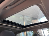 【サンルーフ】開放感たっぷりの希少装備、サンルーフが装着されています!車内に明かりを取り入れたり景色を楽しむ以外にも、車内の空気も簡単に換気できて快適です!