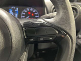 ステアリングスイッチ付きで、運転中に視線を前に向けたまま操作できます。
