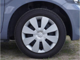 【ホイールキャップ】車に良く似合う純正ホイールキャップが装備されています。ノーマルタイヤ、スタッドレスタイヤもスズキ自販島根にお任せください。