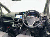 運転席まわりです。 各操作スイッチは使いやすい位置に配置されてます。