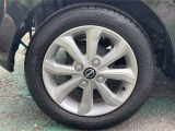 純正アルミホイール付!鉄ホイールと違って軽いので燃費・電費にも影響してきます。ガソリンの高騰に少しは貢献します!