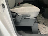 運転席はご自身の適切な運転ポジションへ移動可能なラチェットが付いております。