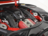 715馬力(カタログ値)を発揮する6.5L V12自然吸気エンジンをフロントに搭載しております。