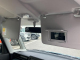 運転席にはミラー付きサンバイザーを装備☆