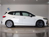 【BMWの伝統-3】BMWのお車は、&ldquo;駆け抜ける歓び&rdquo;を体現しております。走行の安定性とコーナリングの良さを追求し、思い通りにハンドルの操作可能です。