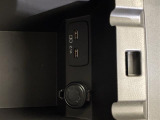 【USB端子】USB接続もついていますので携帯などの電子機器の充電にも使えて便利です♪