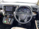 運転席まわりです。 各操作スイッチは使いやすい位置に配置されてます。
