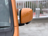 狭い駐車場でも安心。スイッチ操作だけでドアミラーの格納展開が可能。電動格納式リモコンドアミラー!