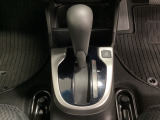 CVT車のセレクトレバーです。低速から高速まで、変速ショックのないスムーズな走りを実現するとともに、エンジン効率のよい領域を維持することで燃費にも貢献します。