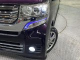 【LEDヘッドライト】悪天候や夜間走行時も良好な視界を確保し安心して運転できる高輝度LEDヘッドライトを装備!点灯速度が早く、消費電力も抑えられています。
