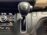 CVT車のセレクトレバーです。低速から高速まで、変速ショックのないスムーズな走りを実現するとともに、エンジン効率のよい領域を維持することで燃費にも貢献します。