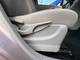 運転席シートは高さをラチェット式のレバーで調整します。女性の力でも簡単に変更することが可能です。ちょうどよいドライビングポジションで快適に運転していただけますね!!