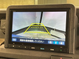 リバースギアに入れるだけで後方の表示へ切り替わります。夜間や雨の日の駐車も楽になりますよ。