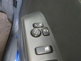 電動格納ミラー! スイッチひとつでミラーを畳めます。