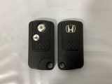 スマートキーを装備しています。鍵を差し込むことなくドアロックの開け閉めができます。スペアキーも同じものを用意しております。