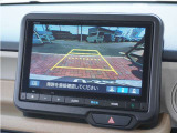 【バックカメラ】駐車が苦手な方でも安心してお乗りいただけます。リバース連動で画面が切り替わるのでとっても便利です。