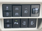 左右の電動スライドドア開閉スイッチです。運転席からも開閉操作が出来て便利です。