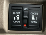 【両側パワースライドドア】両側がパワースライドドアになっており、運転席のスイッチやスマートキーでも開閉が可能です!開口部も広いので乗り降りも楽々♪