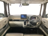 【前方視界】開放的な前方視界!運転がしやすく疲れにくいです♪窓が大きく、見通しがとっても良いおクルマですよ♪
