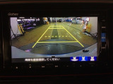 【バックカメラ】運転が苦手な方も車庫入れラクラクです!ギアをリバースに入れれば自動的に切り換わりますので、面倒な操作は不要です♪狭い駐車場もお車を傷つけず安心ですね!