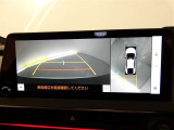 パノラミックビューモニターを装備。クルマを真上から見るように周囲を確認できます。