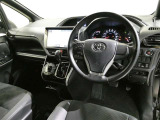 見通しのよいすっきりとした視界で、誰でも運転しやすいです。運転のしやすさは疲れにくさにも繋がりますよ♪