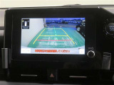 車両後方の映像を映すバックモニター。進路を確認しながら安全に車庫入れできます。