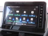 ナビゲーション+AV 2画面表示(デュアルウィンドウ)、TV、FM/AM、Bluetooth Audio、microSDカード(音楽/動画ファイル再生)、ハンズフリーフォン、スマホでの地図更新が可能な高性能大型ナビです。