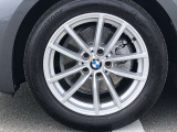 BMW純正17インチホイール。洗練されたデザインで、足元の個性を引き立てます。