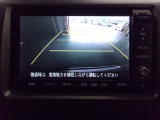バックカメラの画像です。ガイドラインがスムースな車庫入れをサポートいたします。車庫入れの安心感がアップしますね。