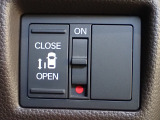 運転席からもスライドドアをボタン操作でスピーディーに開閉できます!またスマートキーでも操作できるので便利です。