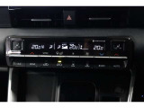 運転席と助手席、それぞれ温度調節ができ、オールシーズン快適なオートエアコンとなっております!