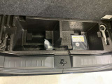 【ラゲッジアンダーボックス】ラゲッジルームのフロア下には、汚れ物や工具を収納できる便利なアンダーボックスを装備!