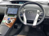 運転席まわりです。 各操作スイッチは使いやすい位置に配置されてます。