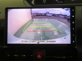 車両後方の映像を映すバックモニター。進路を確認しながら安全に車庫入れできます。
