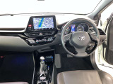 運転席は見やすく整理され、ナビも美しく装着され操作性にも優れています!