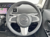 インテリアに合わせたデザインのステアリングは、運転される方のことも考え、運転しやすい形状、大きさです。是非一度、実際に触ってお確かめください。