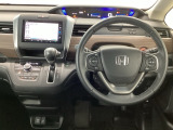 【ハンドル】運転にかかわる様々な操作を安全に行えるように視点移動が少なく操作性に配慮されたスイッチ類が凝縮されたコックピットです。