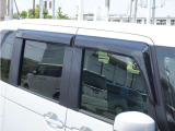 【ドアバイザー】雨の日に少しだけ窓を開けたい。そんな時に便利なドアバイザー付です。