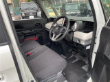 【運転席】座り心地が良いシートなので長時間の運転でも快適にお過ごしいただけます。新品のフロアマットのご注文も可能です。掲載箇所以外にご希望の写真がございましたらお気軽にお問い合わせ下さい。