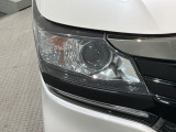 ディスチャージヘッドライト搭載でしっかり明るく照らしてくれるので、夜間走行や不慣れな道でも安心です。