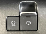 【電動パーキングブレーキ】パーキングブレーキは便利な電動式!ボタン一つで操作でき、アクセルを踏めば自動で解除されます♪レバーやペダルが無いので運転席廻りもすっきりしますね♪