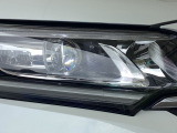 明るく白い光のLEDヘッドライトにより、夜間でも遠くまで見通しやすく、安全性が高まります。